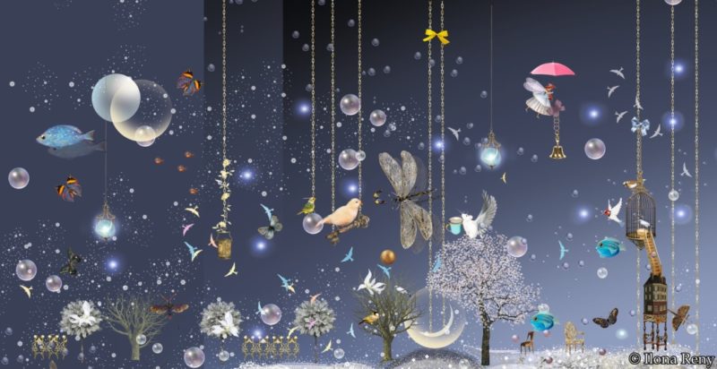 Postkarte "Night Sky Blue" von Ilona Reny. Blauer Himmel mit Schneeflocken und Sternen, weiße Bäume, Fische, Vögel, Mäuse, eine Fee und Schmetterlinge. Eine Vogelschaukel hängt an Ketten vom Himmel.