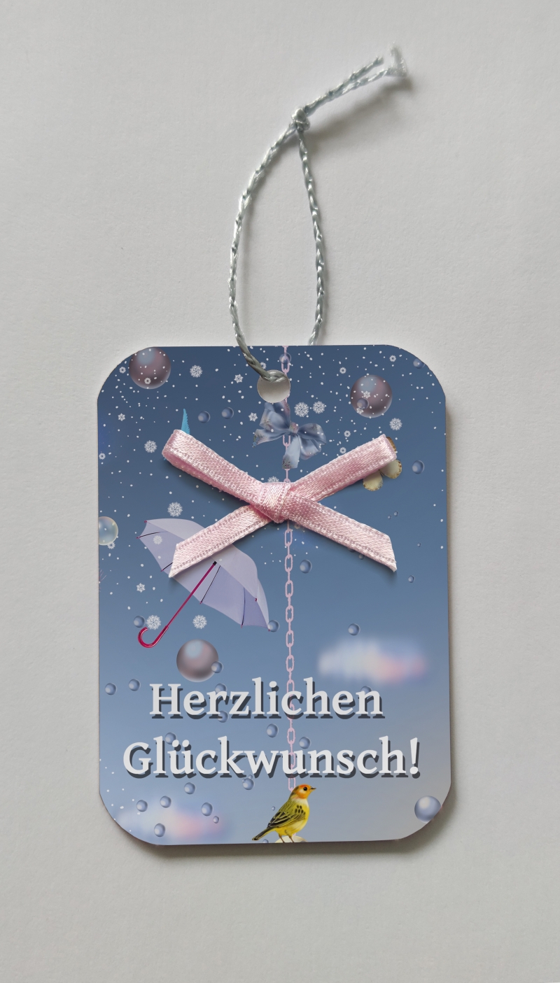 Geschenkanhänger von Ilona Reny "Herzlichen Glückwunsch!" hellblau mit fliegendem Regenschirm, einem Vogel, Wolken und rosa Schleife