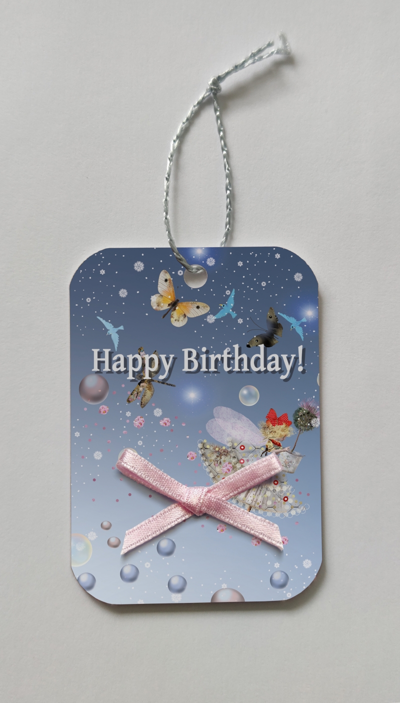 Geschenkanhänger von Ilona Reny "Happy Birthday!" hellblau mit fliegender Fee, Schmetterlingen und Vögeln und rosa Schleifchen